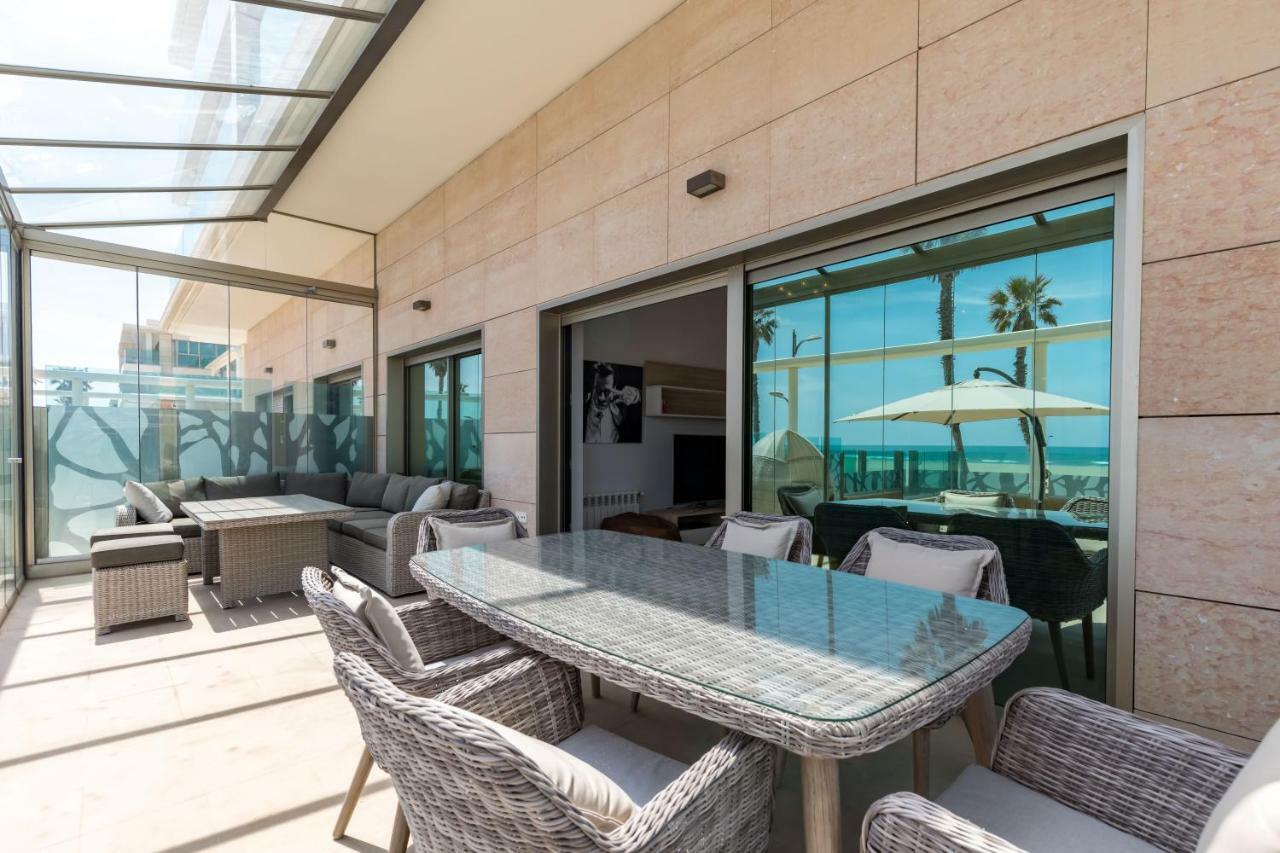 Luxury Beach Front Apartment With Pool Валенсия Екстериор снимка