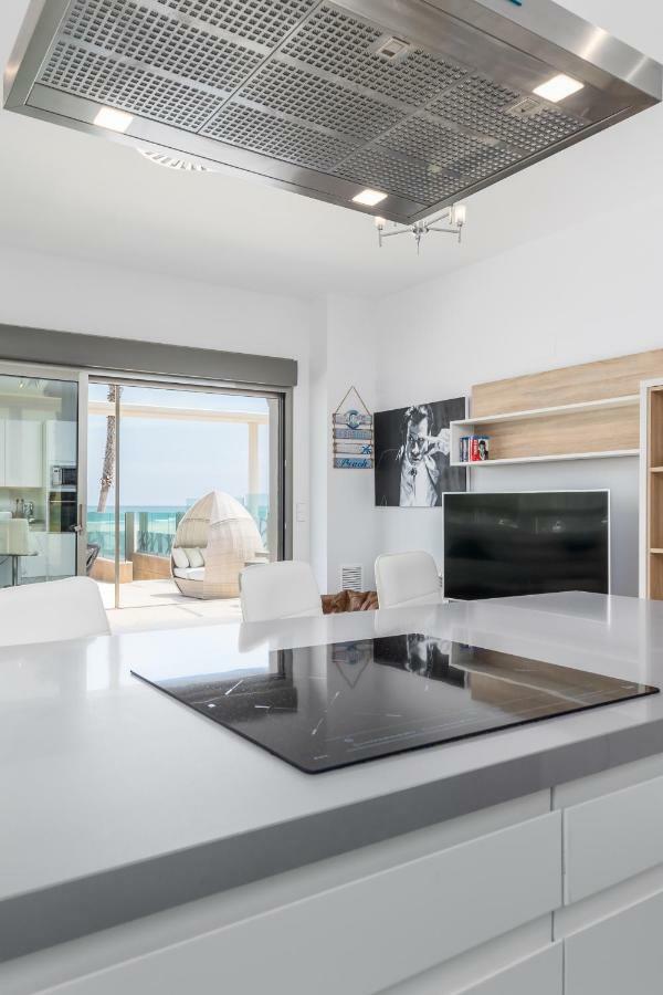 Luxury Beach Front Apartment With Pool Валенсия Екстериор снимка