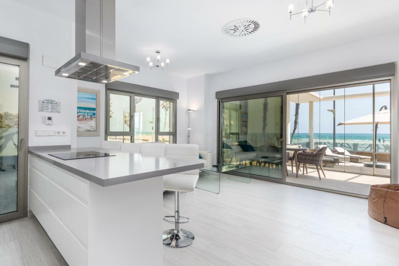 Luxury Beach Front Apartment With Pool Валенсия Екстериор снимка