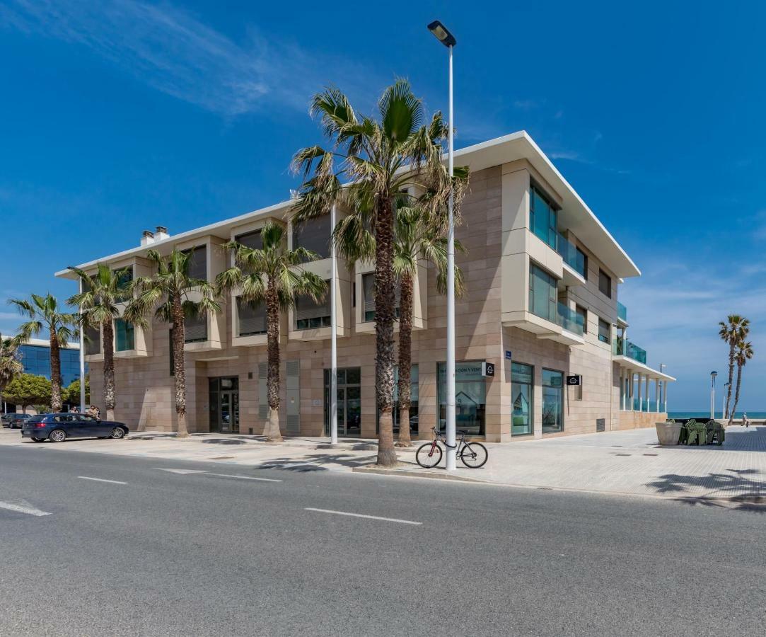 Luxury Beach Front Apartment With Pool Валенсия Екстериор снимка